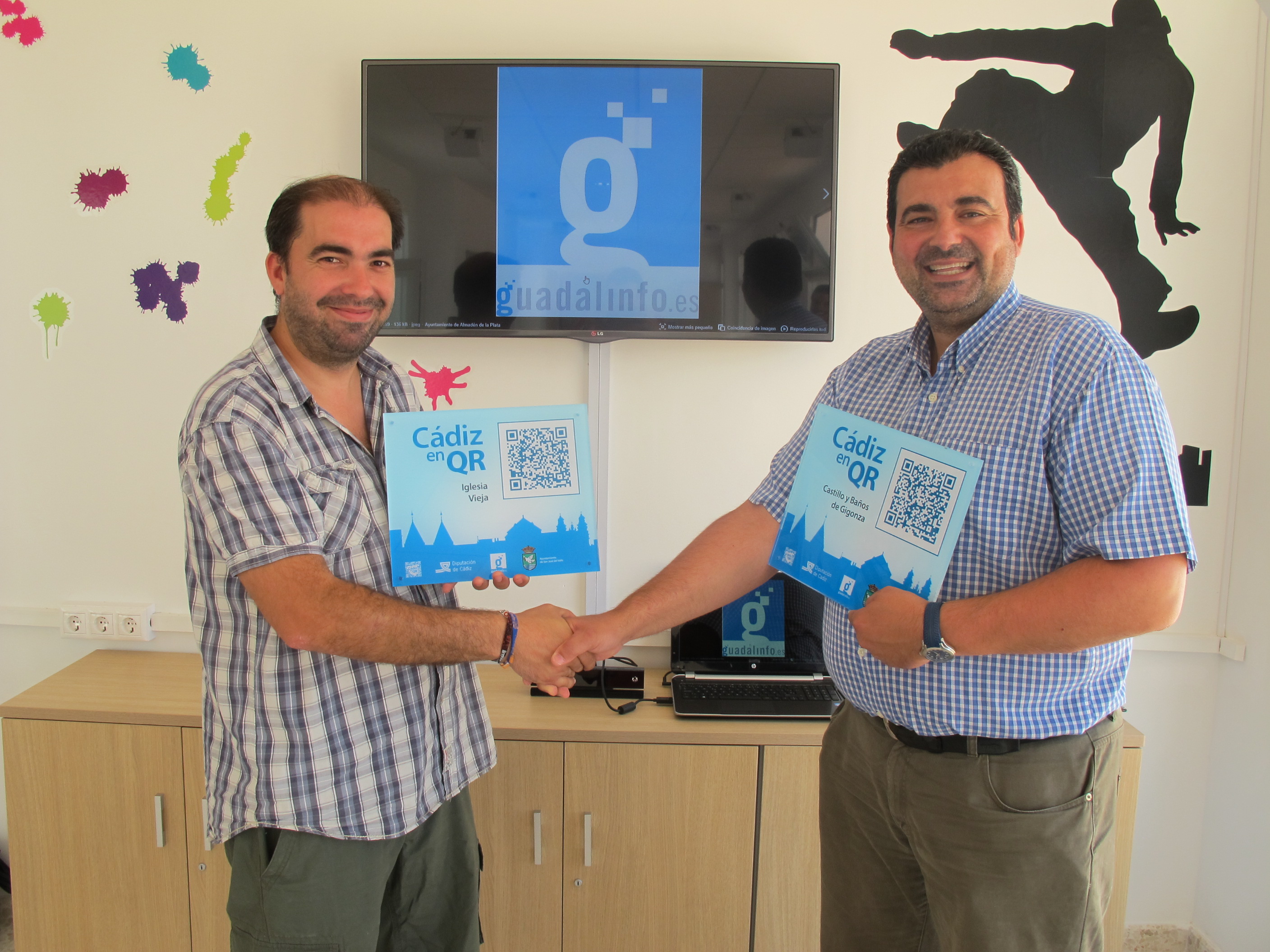 El Centro Guadalinfo entrega las placas del proyecto “Cádiz en QR” al Ayuntamiento de San José del Valle