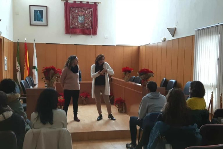 La delegada de Turismo clausura el curso de Guía Turística sobre el municipio.