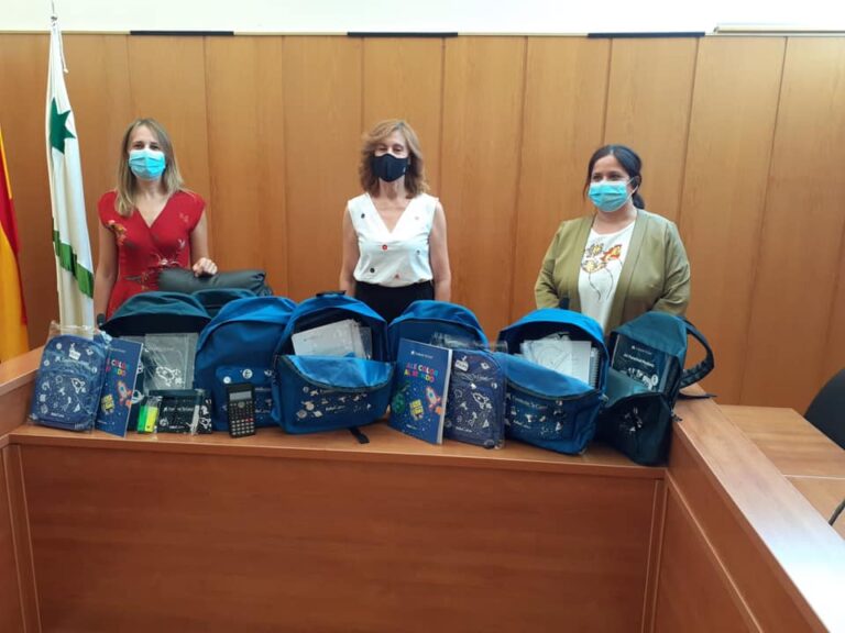 El Ayuntamiento recibe una donación de 60 kits de material escolar de la Obra Social “La Caixa” destinado a familias vulnerables.