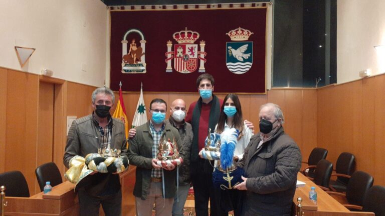 Coronaciòn de los representantes de SS.MM. los Reyes Magos de Oriente y Cartero Real en nuestro pueblo.